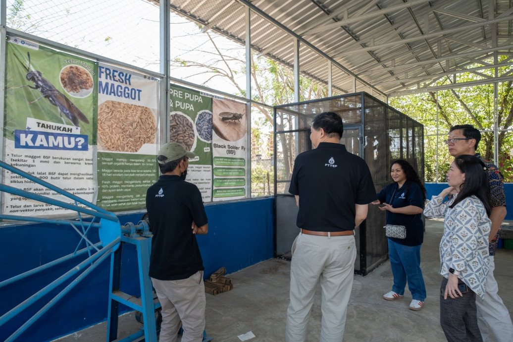 csr kesehatan Thai Ambassador to Indonesia visited Integrated Waste Management Learning Center in NTT