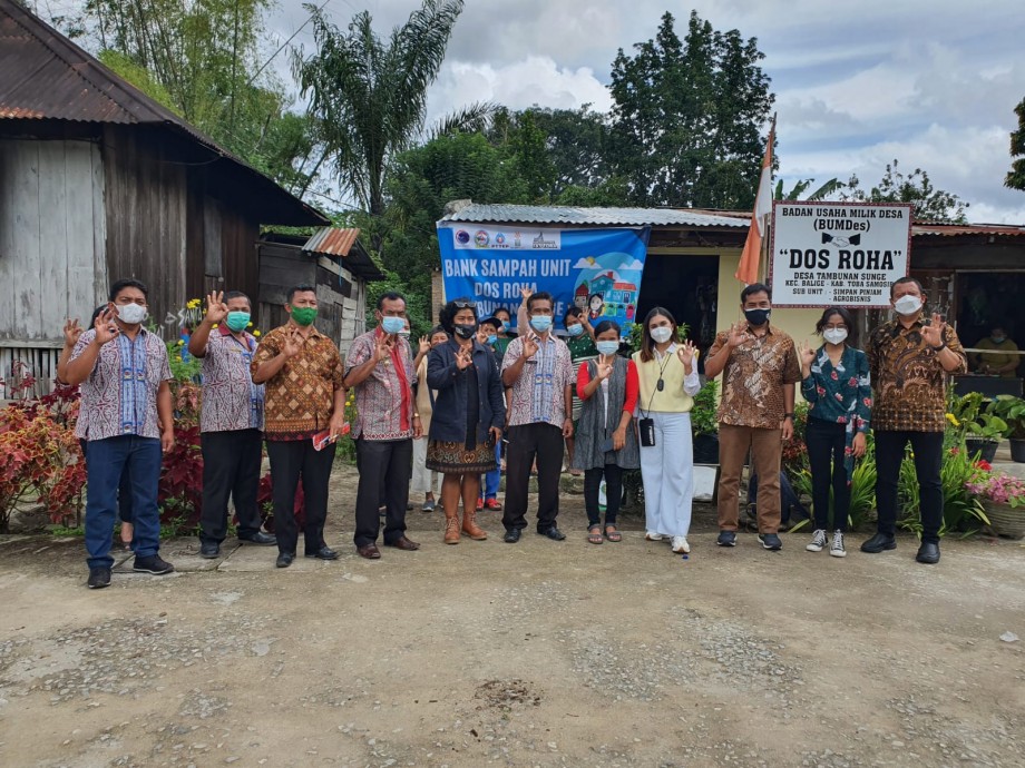 csr kesehatan PTTEP Indonesia Supports Waste Bank Management in Toba Regency