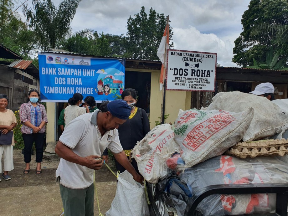 csr kesehatan PTTEP Indonesia Supports Waste Bank Management in Toba Regency