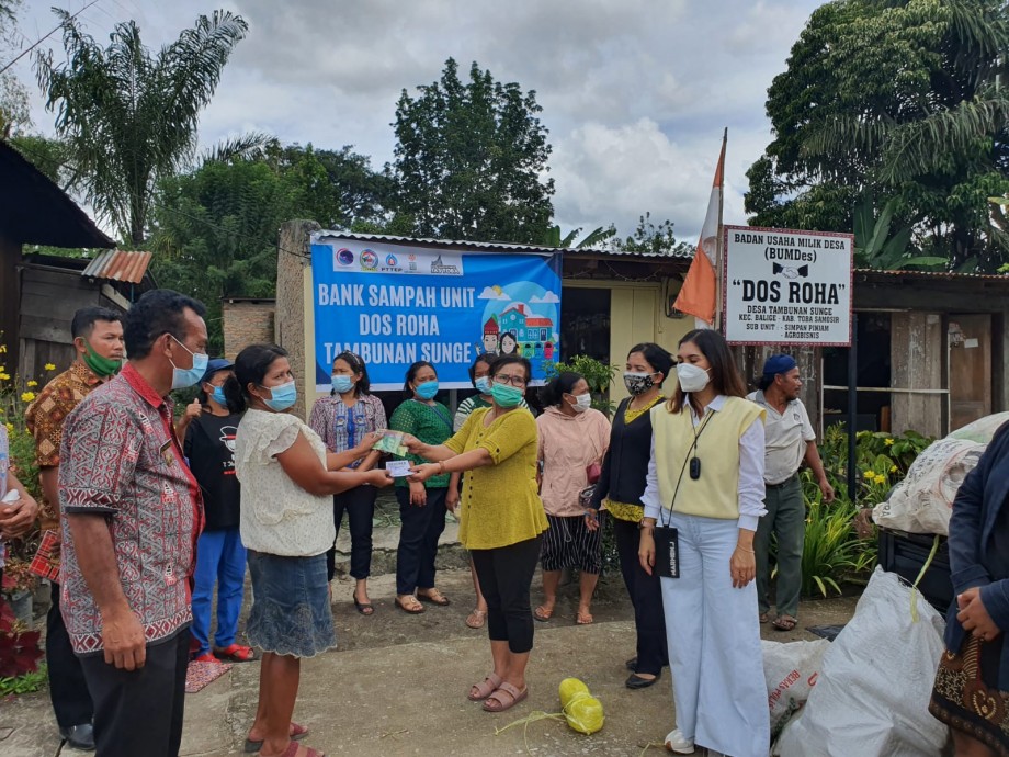 csr kesehatan PTTEP Indonesia Supports Waste Bank Management in Toba Regency