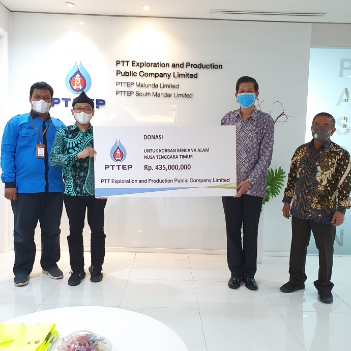 csr kesehatan Donates Aid for Flood and Landslide Victims in NTT, PTTEP: We Hope the People Will Revive