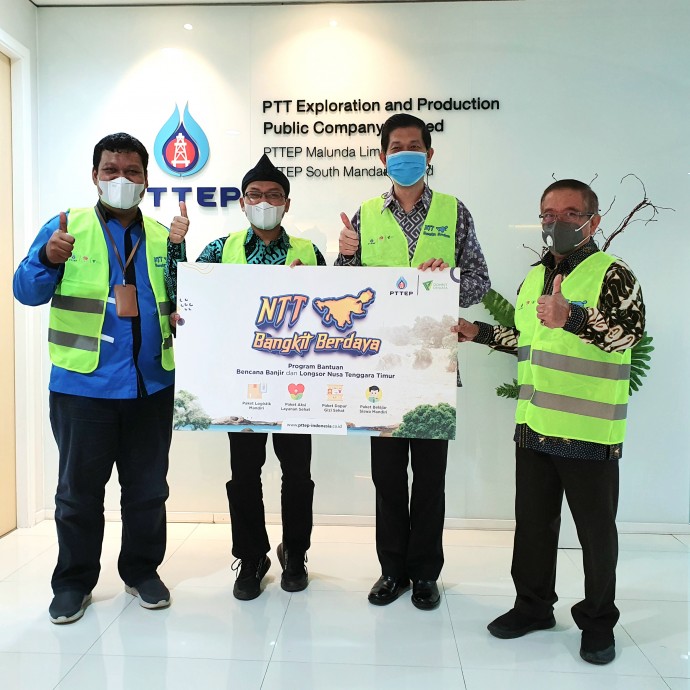 csr kesehatan Donates Aid for Flood and Landslide Victims in NTT, PTTEP: We Hope the People Will Revive