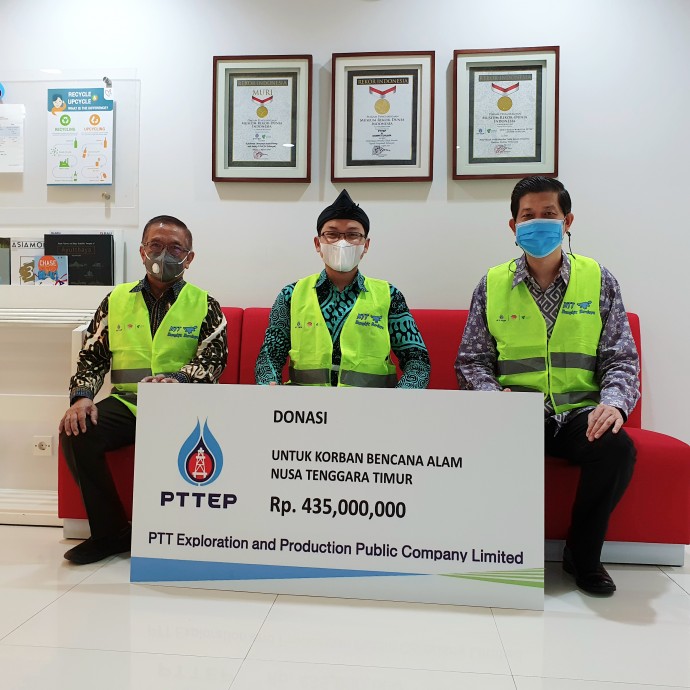 csr kesehatan Donates Aid for Flood and Landslide Victims in NTT, PTTEP: We Hope the People Will Revive