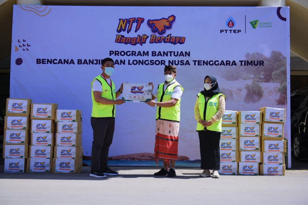 csr kesehatan Donates Aid for Flood and Landslide Victims in NTT, PTTEP: We Hope the People Will Revive
