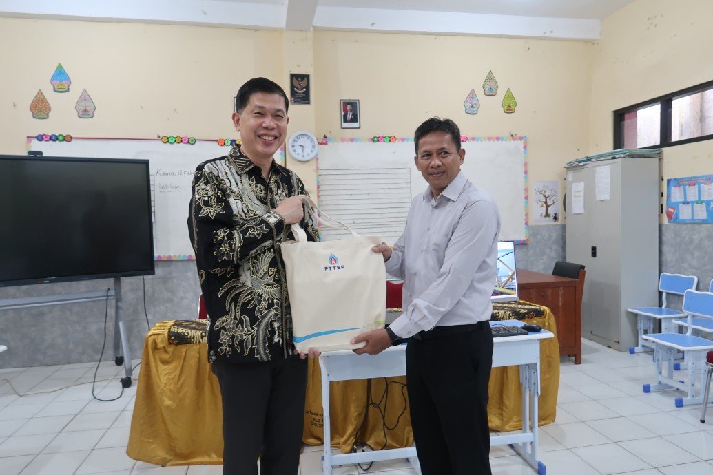 csr kesehatan PTTEP Supports Educational Advancement through Computer Donation under the Royal Initiative of Her Royal Highness Princess Maha Chakri Sirindhorn