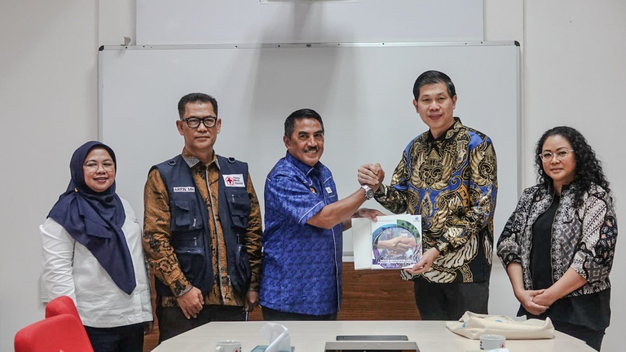 csr kesehatan PTTEP Indonesia Supports Flood Relief Efforts in Sumatra through the Indonesian Red Cross (PMI)