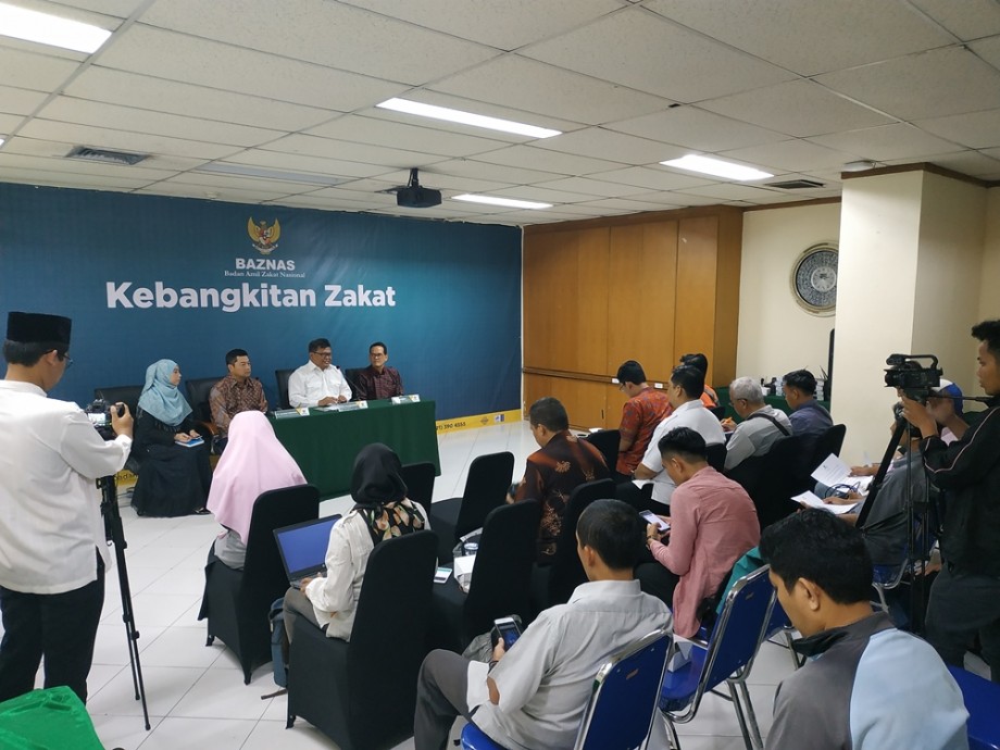 csr kesehatan PTTEP Donates IDR 300 Million to Victims of Earthquake and Tsunami in Sulawesi at National Zakat Agency (Baznas)